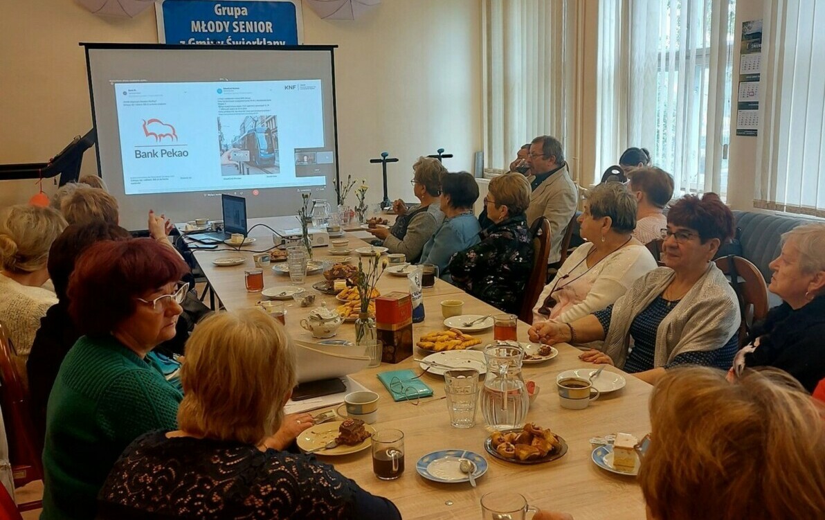 Zdjęcie do Dziś nasi seniorzy mogli uczestniczyć w wykładzie internetowym pn. "Na co uważać i jak nie dać się okraść w Internecie - bankowość elektroniczna dla senior&oacute;w"