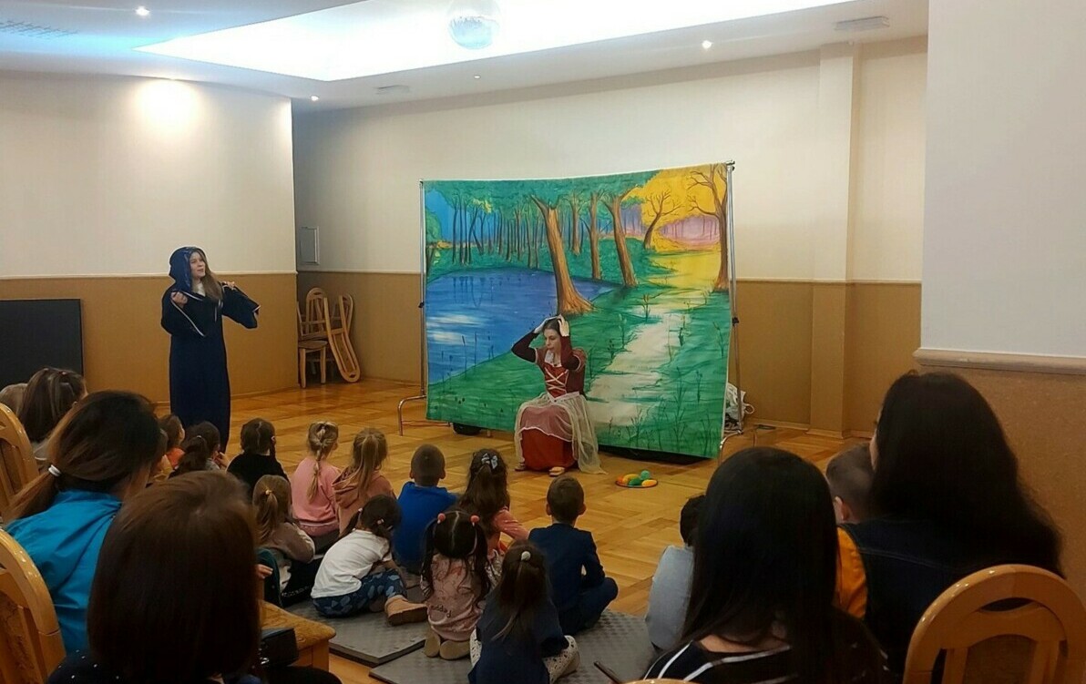 Zdjęcie do "Warzywa i owoce mają czarodziejskie moce" Taki tytuł miał dzisiejszy spektakl teatralny dla dzieci w wykonaniu Teatru MASKA