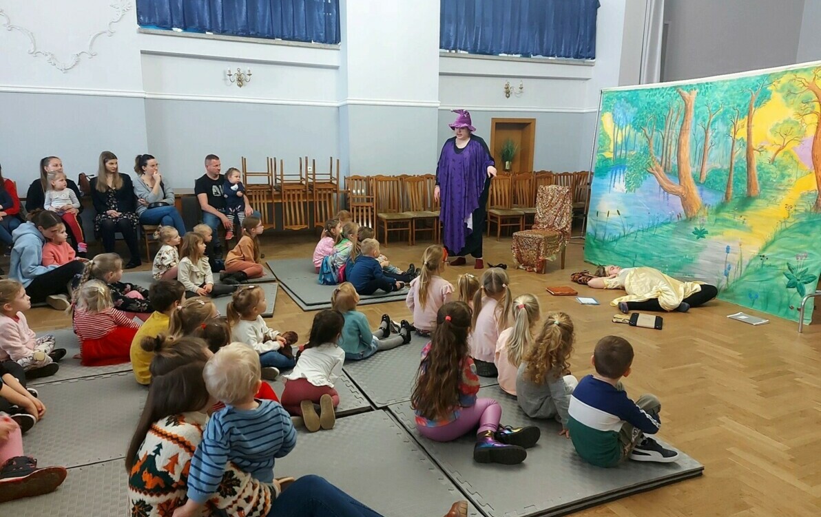 Zdjęcie do "Złośliwości jej kr&oacute;lewskiej mości"  Spektakl o zasadach dobrego wychowania  w wykonaniu Teatru MASKA