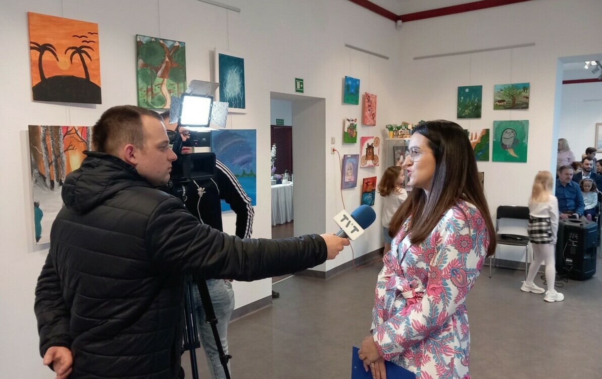 Zdjęcie do To był WIELKI dzień dla naszych młodych artyst&oacute;w uczęszczających na zajęcia "Kreatywnej Galerii Małych i Większych"